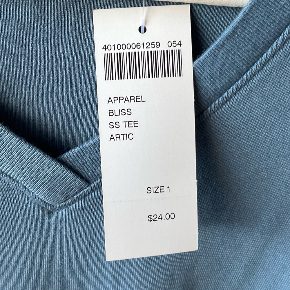Chico’s Design Apparel Bliss Short Sleeve Tee Arctic; NWT; M/8 - Picture 7 of 10